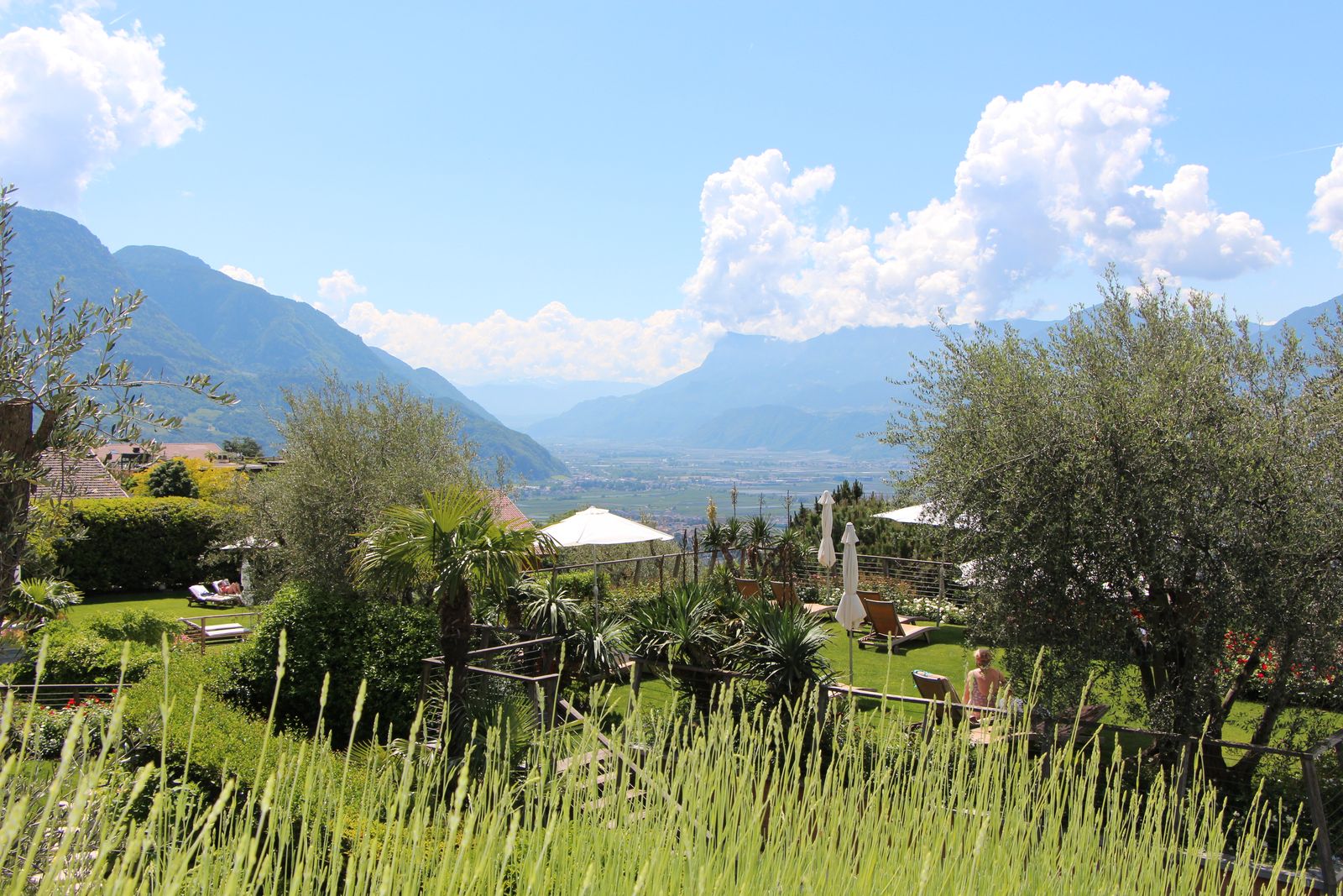 Relaxgarten mit Blick auf Meran