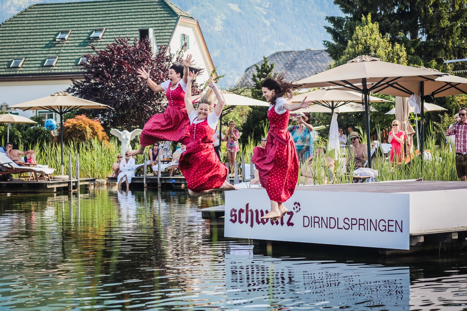 Dirndlspringen im Schwarz
