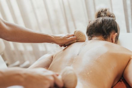 Allgäuer Kräuterstempel Ganzkörper-Massage