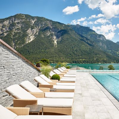 Offer: Spring and Autumn Special 2023 with 1 free day and a basket of treats - Das Karwendel - Ihr Wellness Zuhause am Achensee