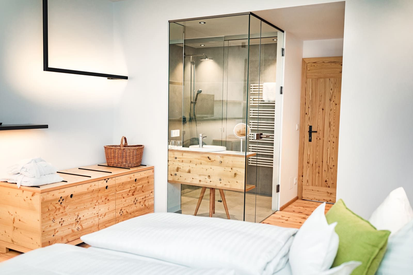 Doppelzimmer mit Balkon und seitlichem Seeblick im Haupthaus image 1 - Biohotel Gralhof