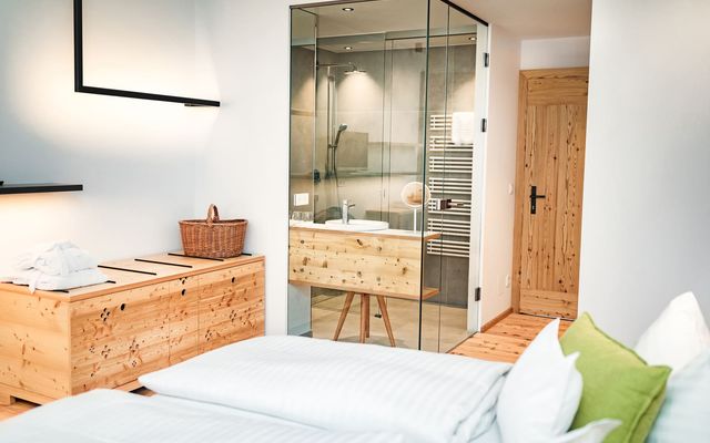 Unterkunft Zimmer/Appartement/Chalet: Doppelzimmer mit Balkon und seitlichem Seeblick im Haupthaus