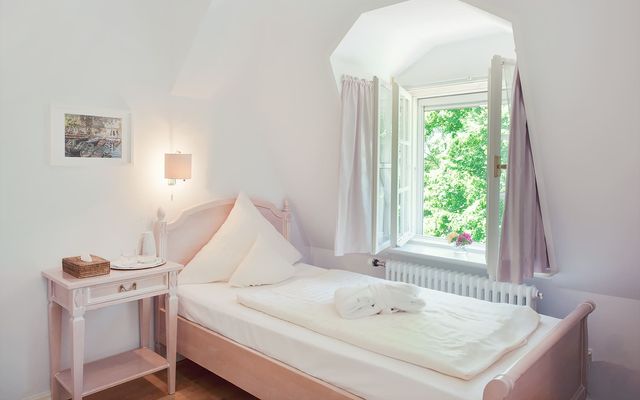 Classic single room small with garden view image 2 - Das Biohotel am Starnberger See Schlossgut Oberambach 