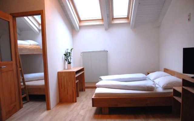 Unterkunft Zimmer/Appartement/Chalet: Bio-Mehrbettzimmer mit Dachfenster
