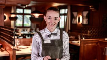 Restaurant Mitarbeiterin des Hotel Ritter Durbach lächelt in die Kamera