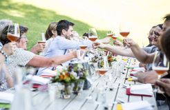 Biohotel Schwanen: Feiern im Gastgarten - Biohotel Schwanen, Bizau, Vorarlberg, Österreich