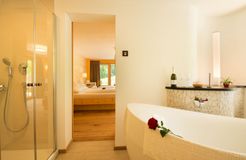 Biohotel Mattlihüs: Badezimmer Zirbensuite - Biohotel Mattlihüs, Oberjoch, Allgäu, Bayern, Deutschland