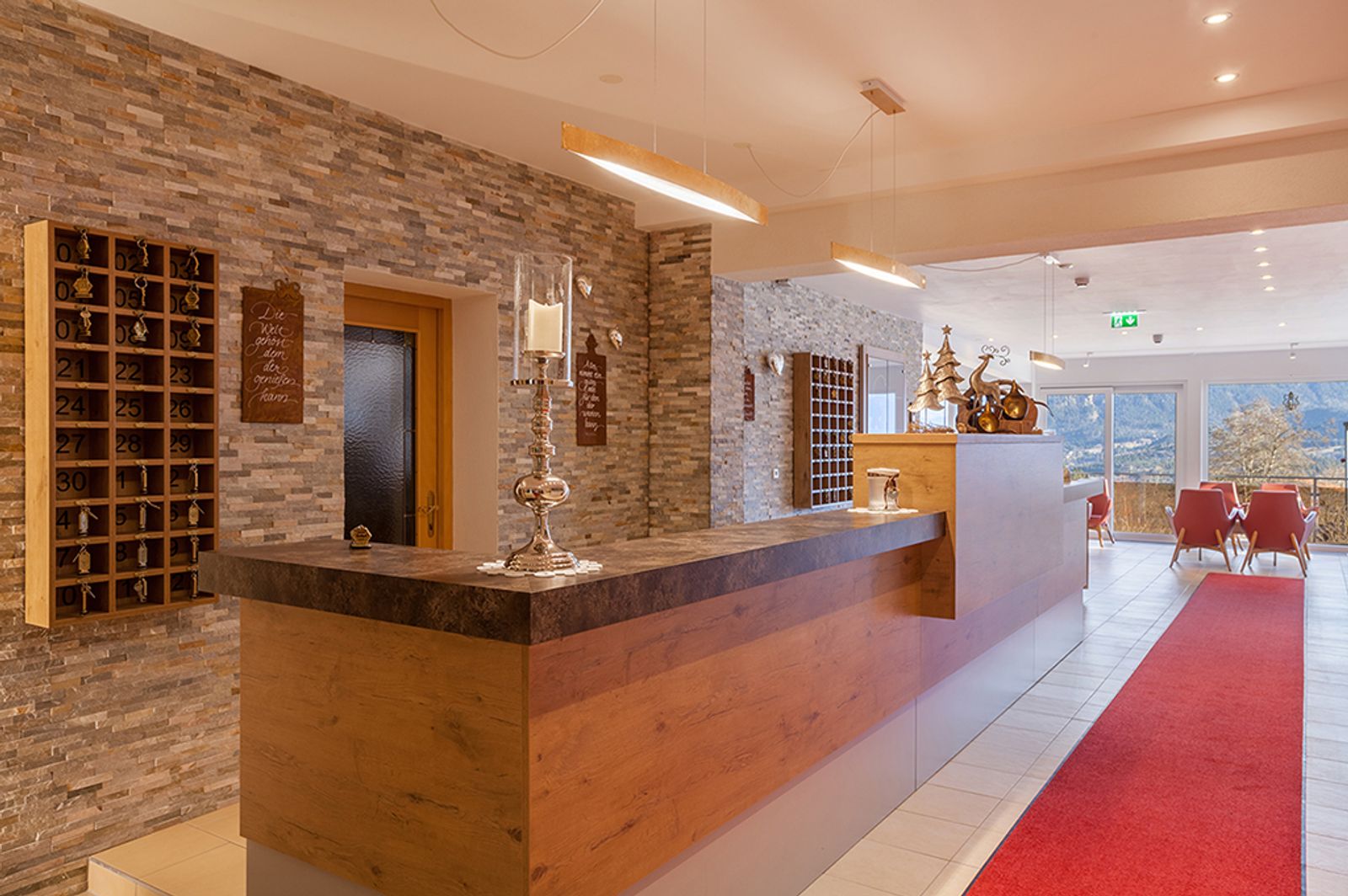 Rezeptionist (m/w/d) in Teilzeit oder Vollzeit image 1 - Tiroler Aktiv- und Bergurlaub im Tiroler Außerfern Hotel Talhof - Garni & More