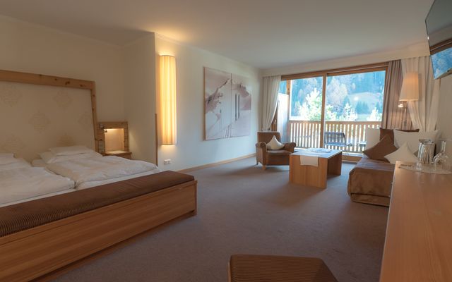 Zimmer Wellness Junior Suite Hotel Mein Almhof Nauders Reschenpass TirolKlares Design, hochwertige natürliche Materialen, größzuige Raumaufteilung und Blick ins Engadin auf die Samnaun Gruppe Berge-7.jpg