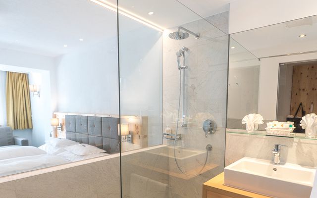 Symbolfoto Zimmer Hotel Mein Almhof Nauders EZ DZ 5380.jpg