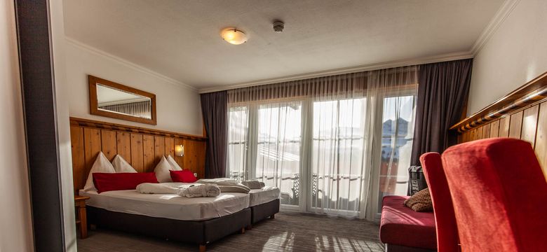 MY ALPENWELT Resort: Deluxe Doppelzimmer "Bergblick" mit Zusatzbett image #2