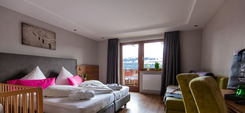 Doppelzimmer Bergblick mit Gitterbett