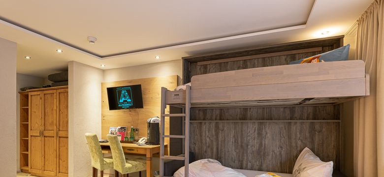 MY ALPENWELT Resort: Deluxe Doppelzimmer "Bergblick" mit Zusatzbett image #1