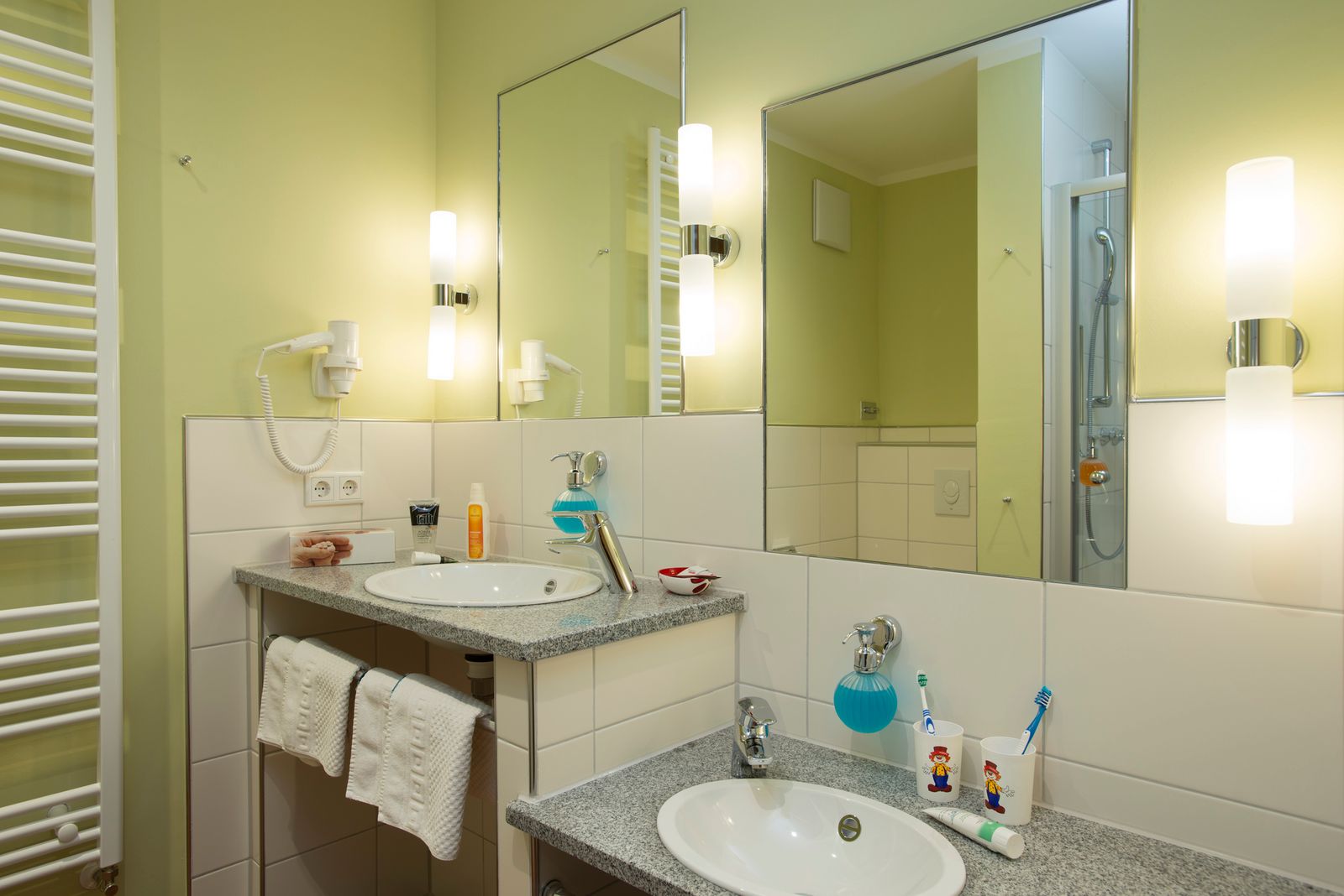 Blick in den Sanitärbereich in einem exemplarisches 3-Raumappartement