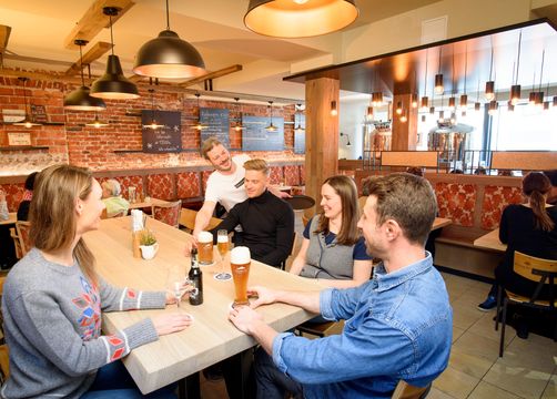 Biohotel & Bierbrauerei Garmischer Hof: Geselliges Zusammensein in der Brauerei - Garmischer Hof, Garmisch-Partenkirchen, Alpenvorland, Bayern, Deutschland