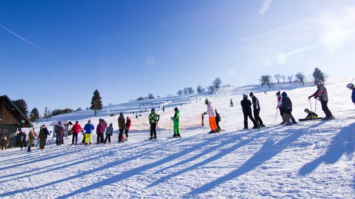 Rodeln, Schneeschuhwandern, Schneeballschlacht und vieles mehr im Familotel Am Rennsteig.