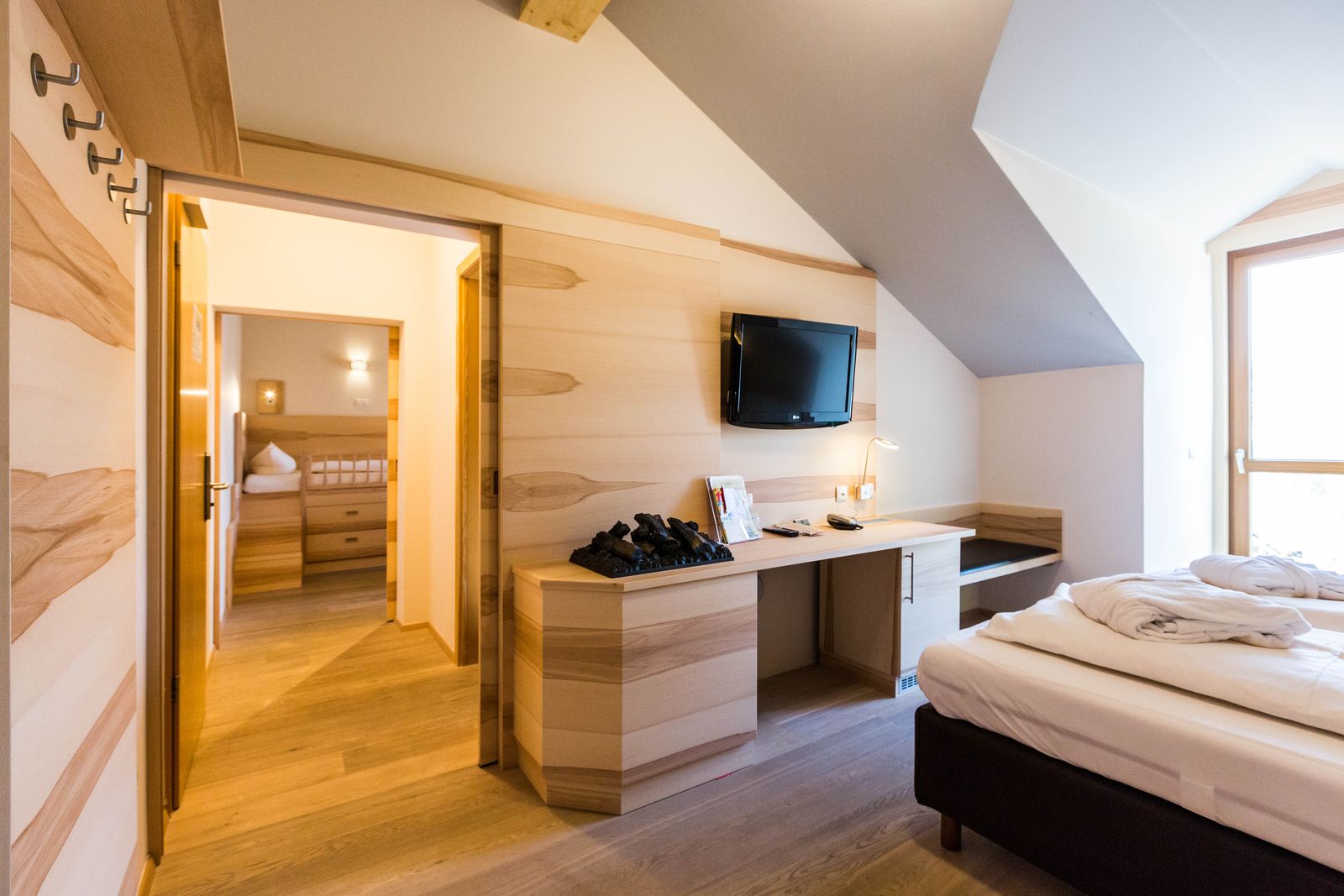 Elternschlafzimmer mit Blick in den Gang Richtung Kinderzimmer
