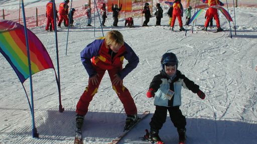 Die eigene Skischule im Familotel Krone mit Transfer zum und vom Lift (500 m) ab dem Hotel.