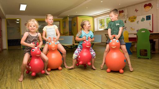 Spezielle Kinderprogramme für jede Altersgruppe sorgen für Abwechslung im Familotel Krone.