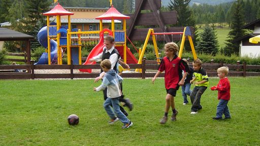 Im Happy-Club finden die Kinder viel Platz zum Toben und viele Sachen zum Spielen, Basteln und Malen.