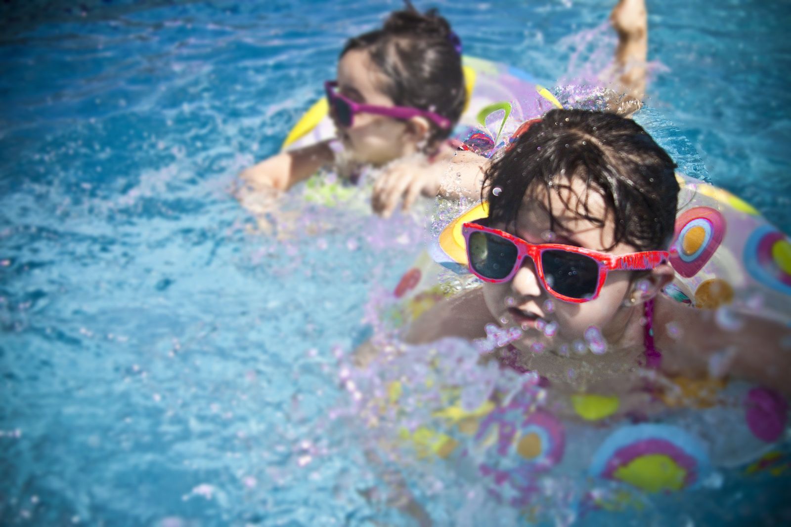 jetzt spielerisch Schwimmen lernen im Familienurlaub