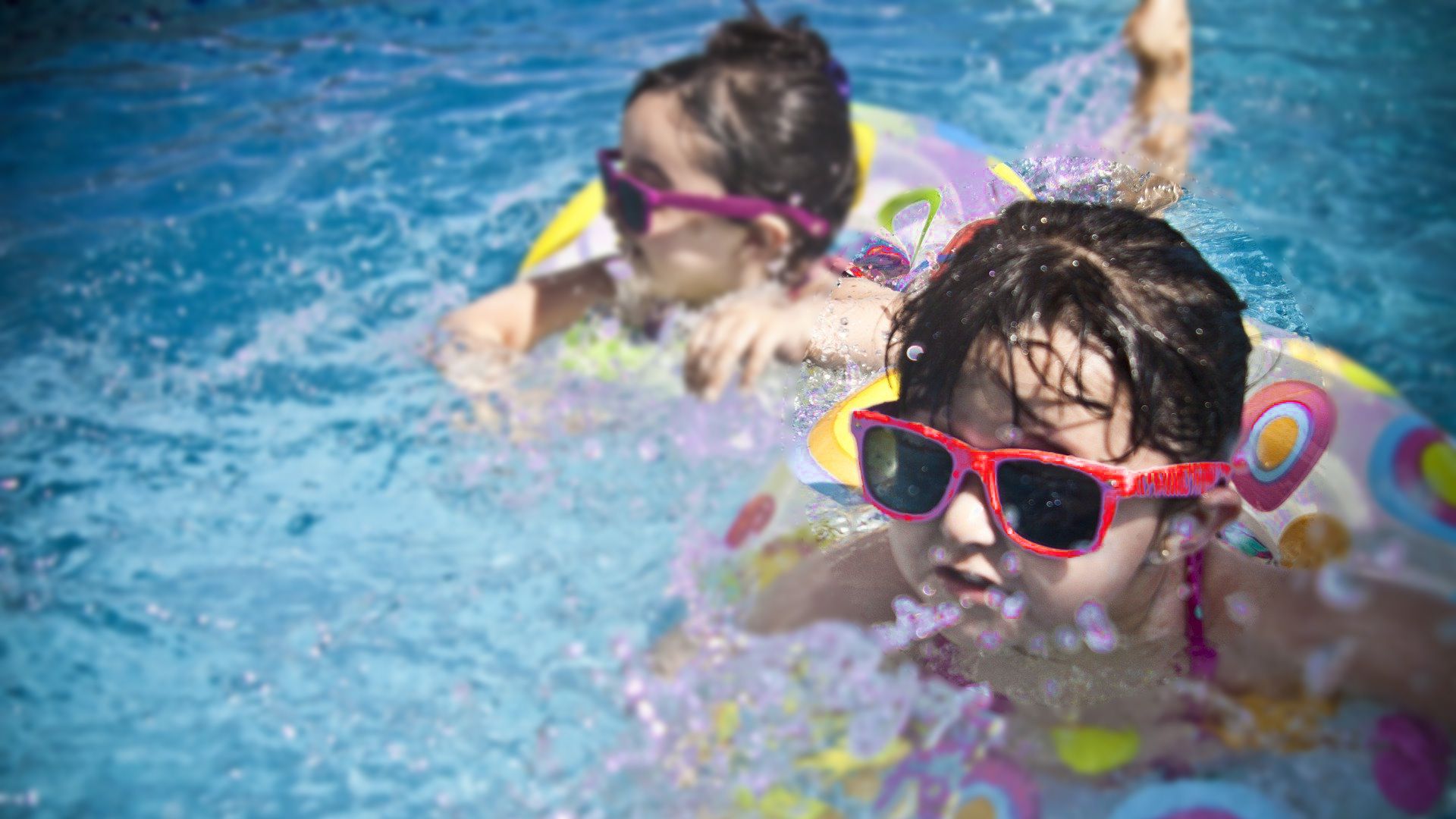 jetzt spielerisch Schwimmen lernen im Familienurlaub