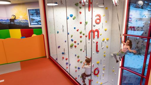 Kletterturm mit Boulder- und Vorstiegswand im Happy Club im Familotel Salzburger Land