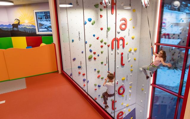 kletterwand-happy-club-familotel-salzburg-kinderbetreuung.jpg