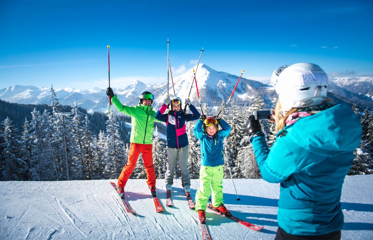 familie-skifahren_urlaub_winter.jpg