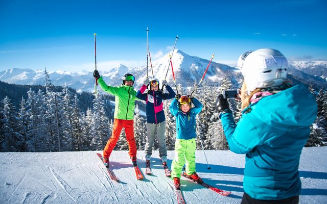 familie-skifahren_urlaub_winter.jpg