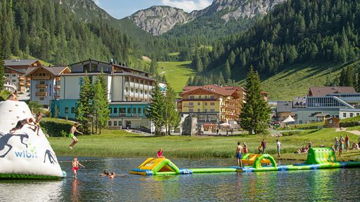 Erkunden Sie den Erlebnisbadesee in Eben im Pongau mit Wasserrutschen, Kinder becken, Spielplatz uvm.