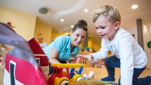 Jeden Tag eine professionelle Babybetreuung im Familotel Huber.