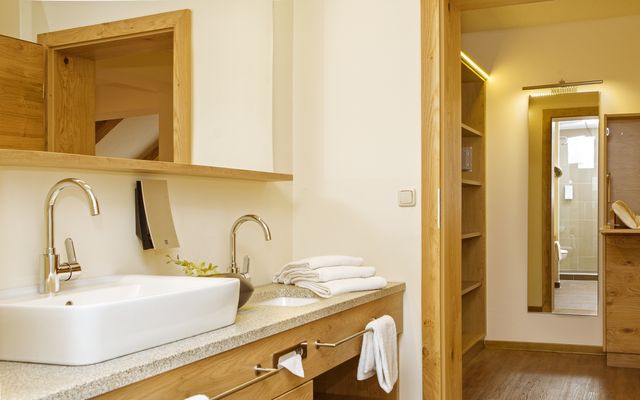 Badezimmer Familienappartement Top 2-Raum | Familotel Schreinerhof
