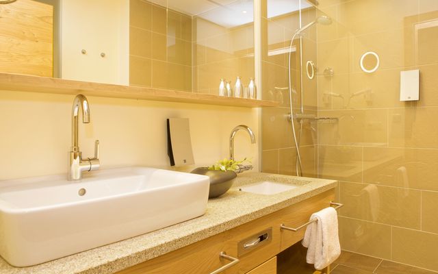 Badezimmer mit Dusche - Familienappartement Top| Familotel Schreinerhof