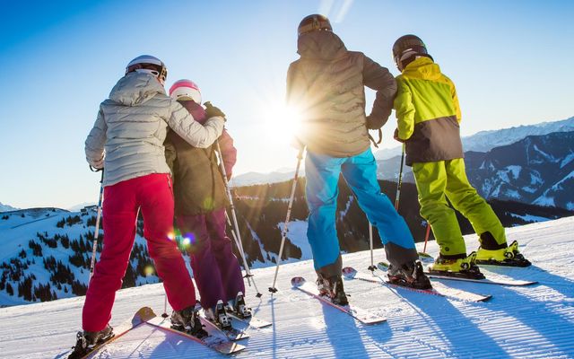 Familie im Skicircus Saalbach Hinterglemm Leogang Fieberbrunn.jpg