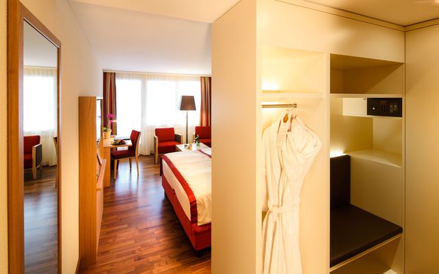 Doppelzimmer Comfort mit Balkon l 24 m² image 3 - Familotel Schweiz Swiss Holiday Park
