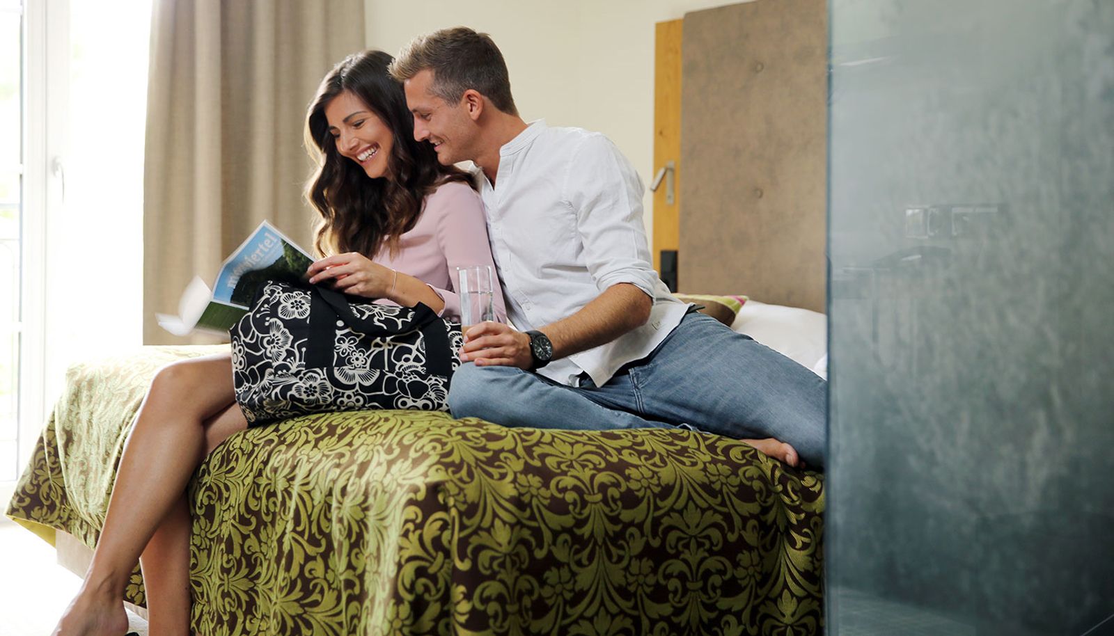 Pärchen beim romantischen Kurzurlaub im Classic Zimmer