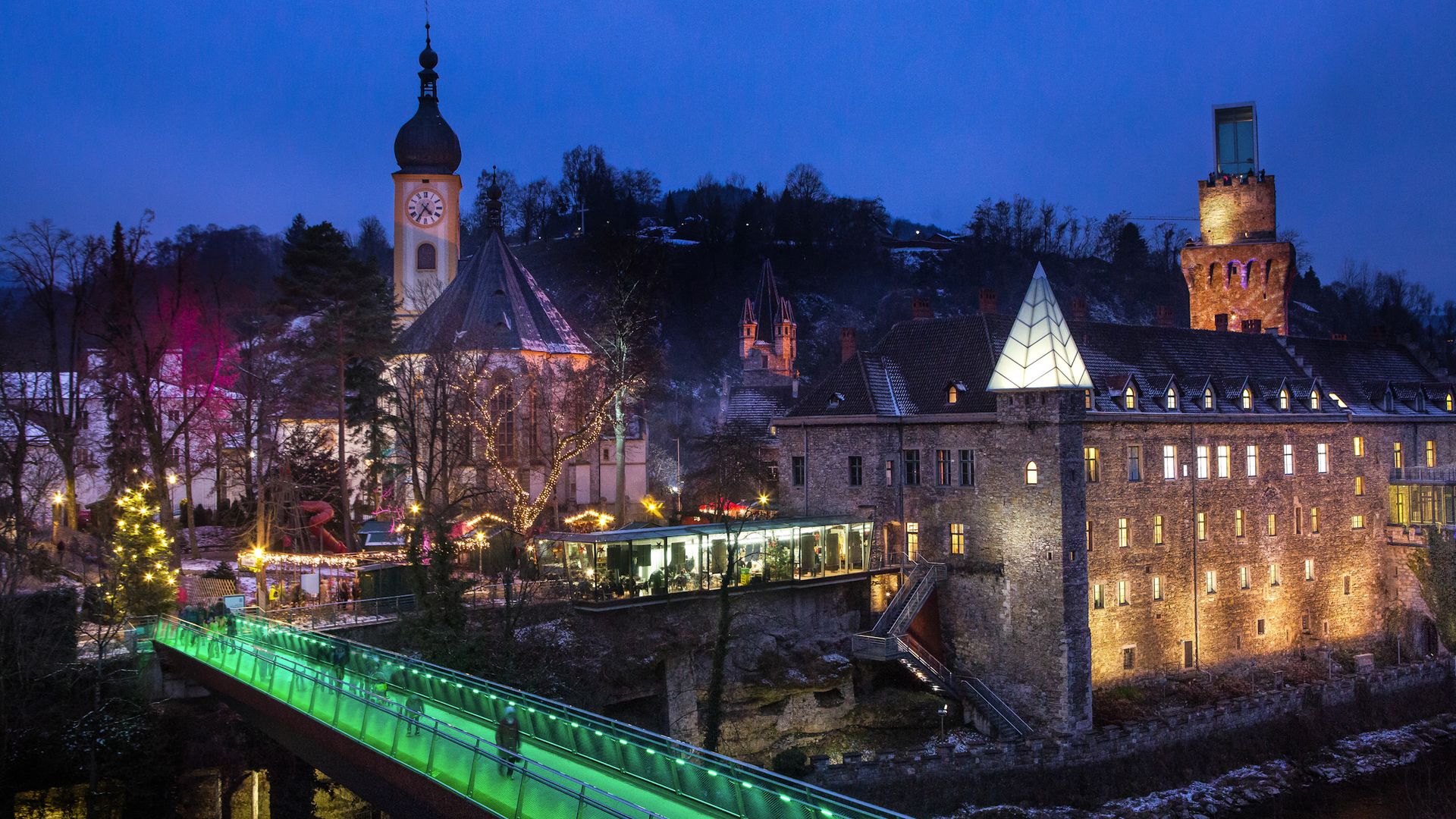 Schloss Rothschild und Stadt Waidhofen bei Nacht