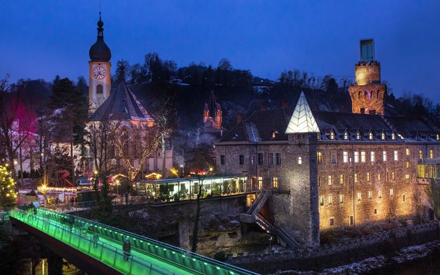 Schloss Rothschild und Stadt Waidhofen bei Nacht