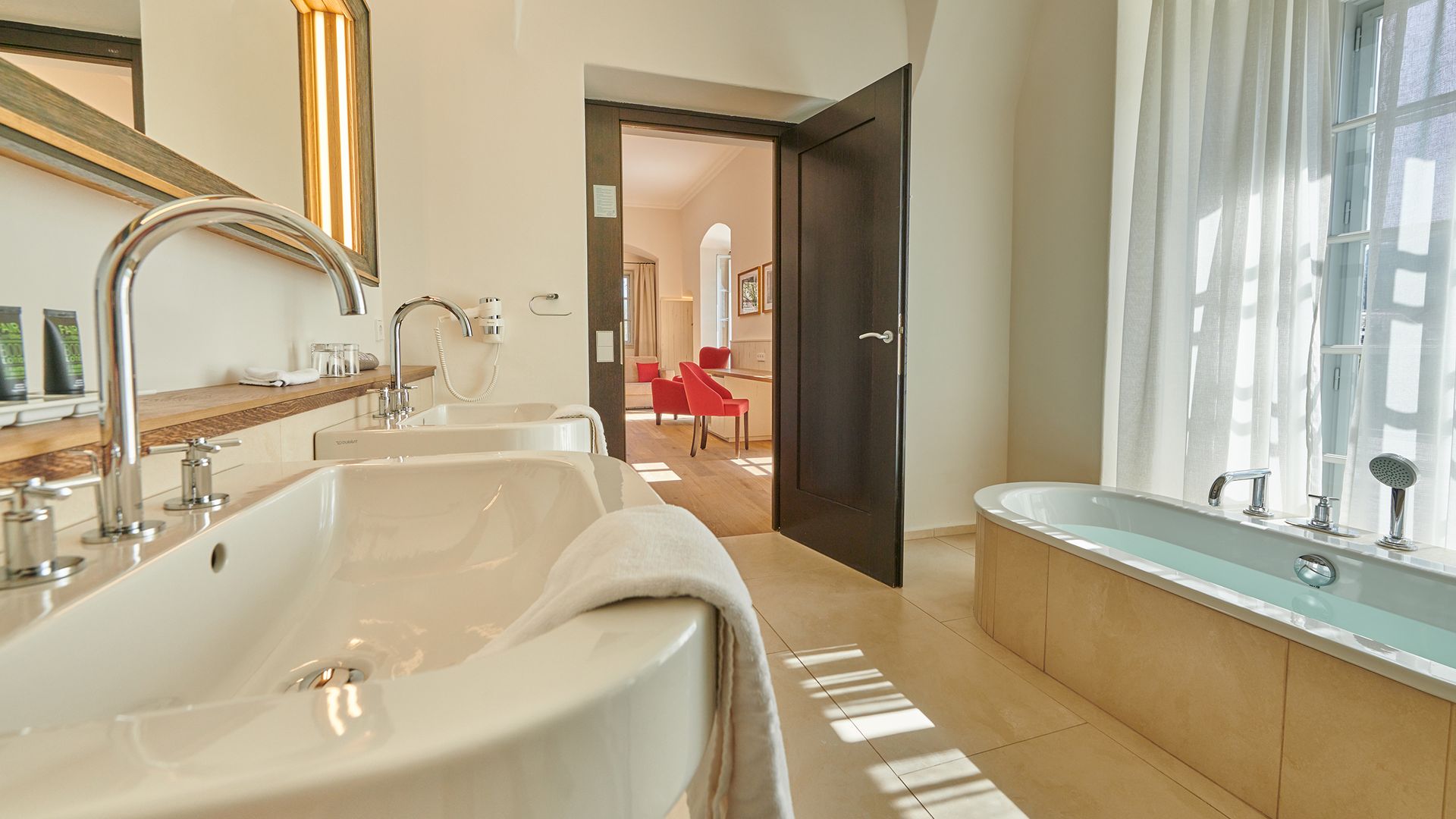 bathroom of the hammer master suite