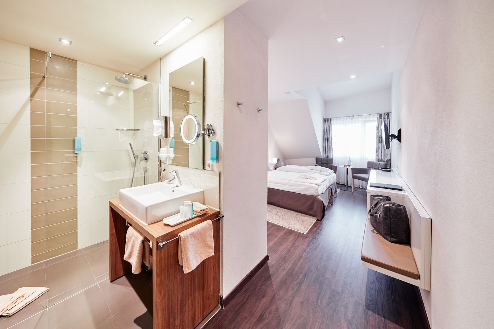 Comfort double room with air-conditioning image 2 - Die Reichsstadt