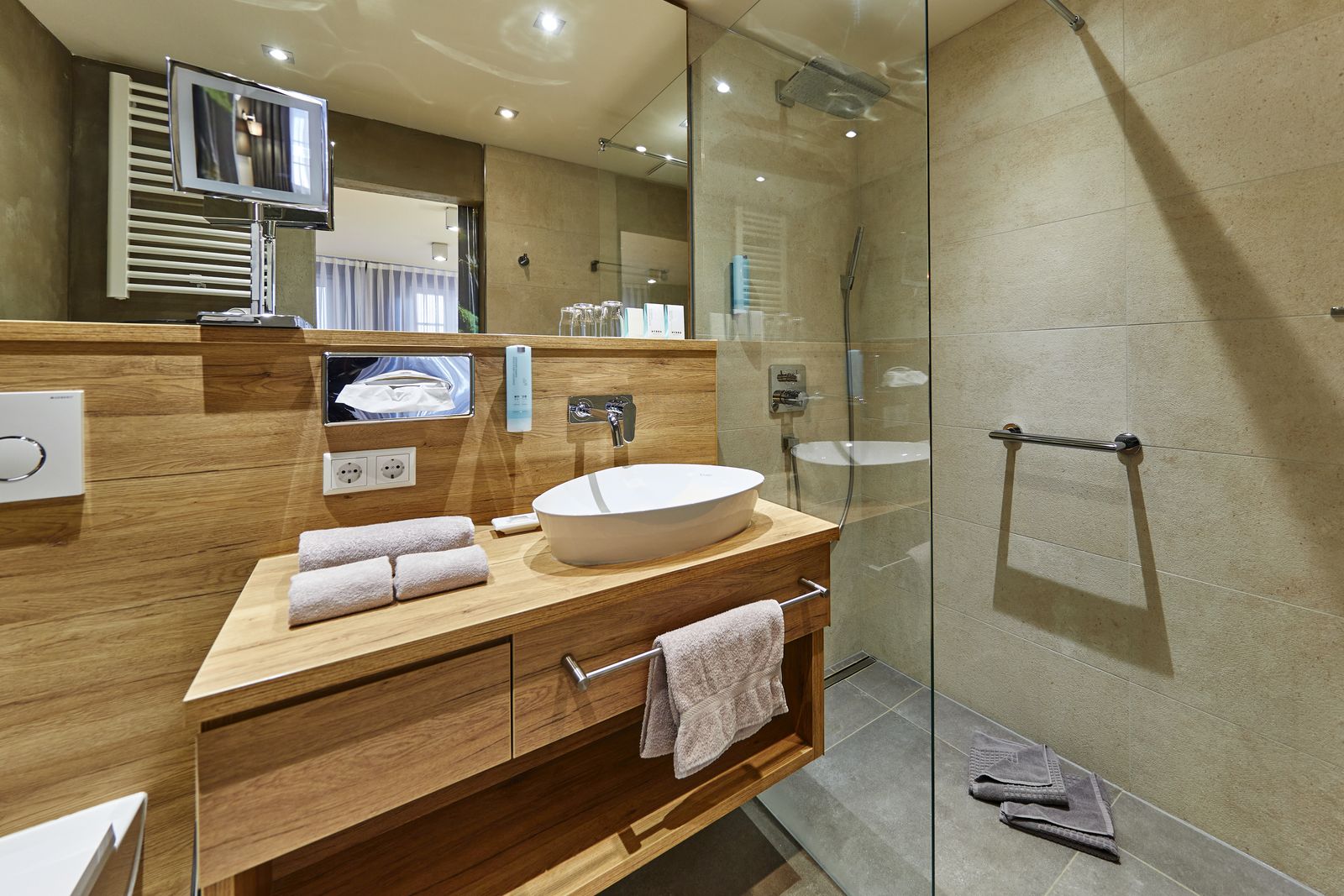 Deluxe Double room with A/C image 2 - Die Reichsstadt