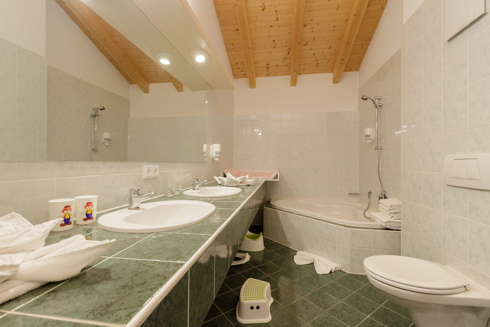 Large Alpine-Suite  |75 m² -  3-Room image 2 - Familotel Tiroler Zugspitzarena Kaiserhof