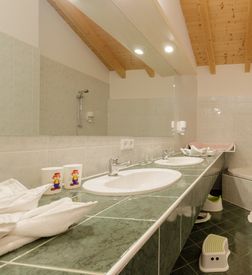 Large Alpine-Suite  |75 m² -  3-Room image 2 - Familotel Tiroler Zugspitzarena Kaiserhof