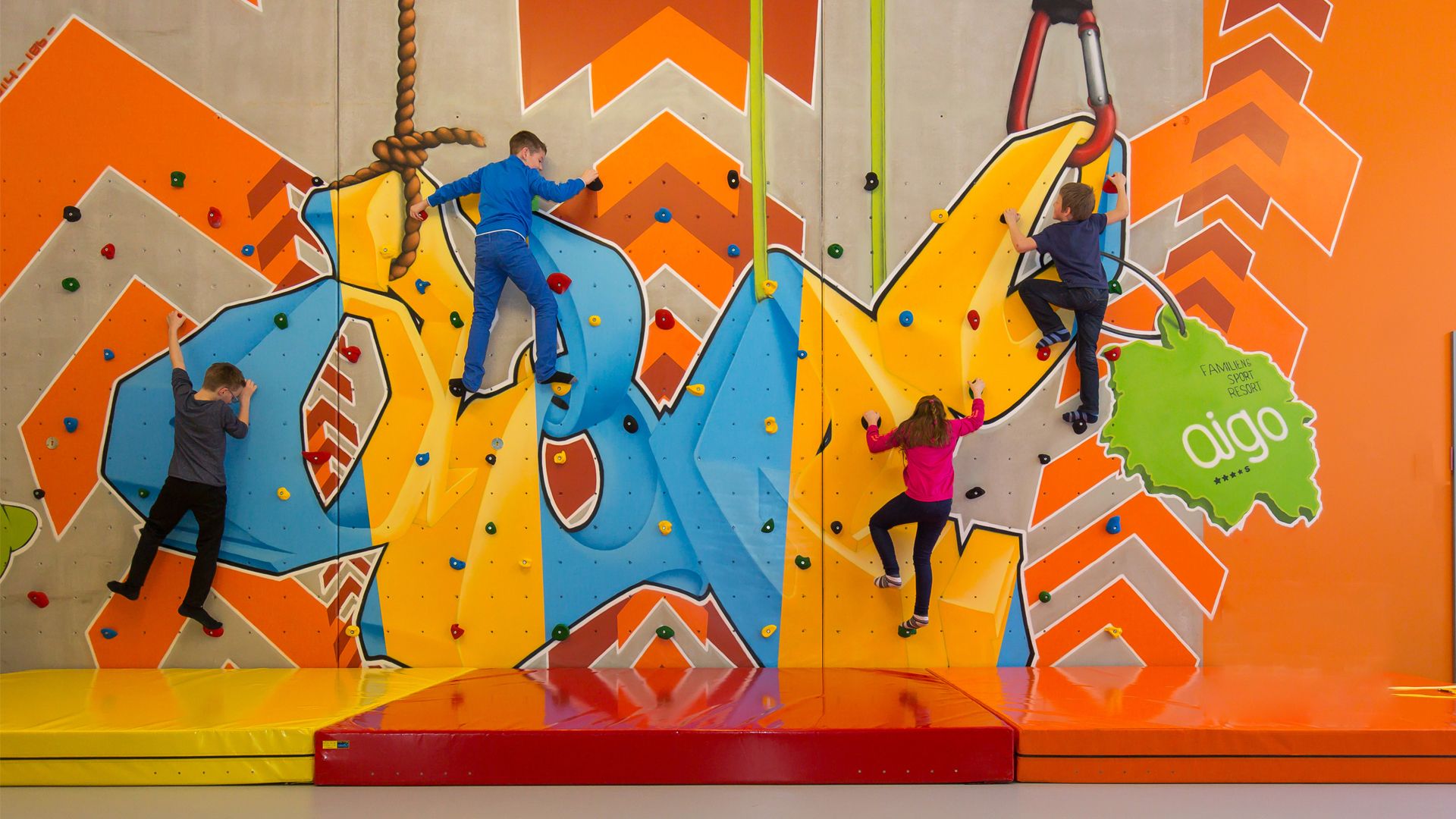 Unser Indoor Funpark mit Klettertürmen, Rutschen und Softplay Labyrinth garantiert Spaß & Action.