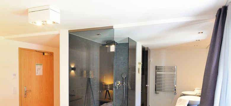 DAS GRASECK - mountain hideaway & health care: Room with balcony image #5