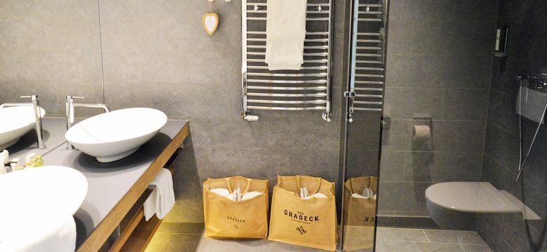 DAS GRASECK - mountain hideaway & health care: Room with terrace image #2