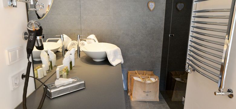 DAS GRASECK - mountain hideaway & health care: Panorama room sunny side with balcony image #2