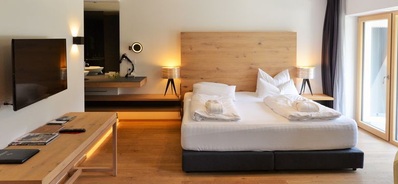 DAS GRASECK - mountain hideaway & health care: Panorama Junior Suite sunny side with balcony image #11