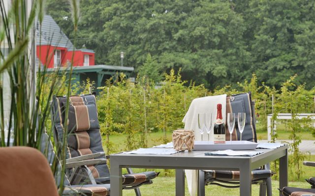 Terrasse mit Gartenmöbeln